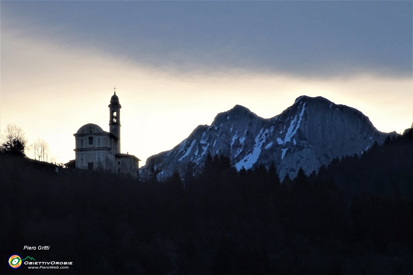 09 La chiesa di Baresi svetta in alto avvolta in una splendida nuvola .JPG